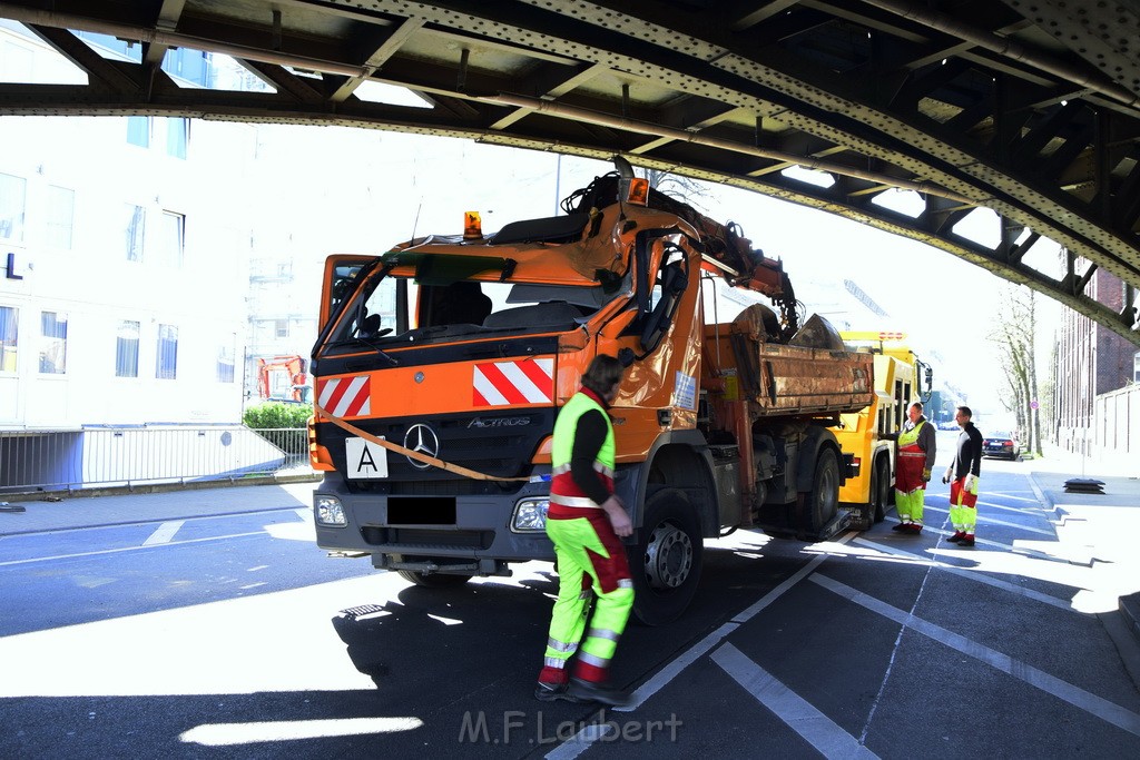 LKW blieb unter Bruecke haengen Koeln Deutz Deutz Muelheimerstr P165.JPG - Miklos Laubert